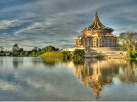 Nel pomeriggio visita della città, ridente capitale del Sarawak con i suoi esotici villaggi, mercati all'aperto, templi cinesi e moschee, edifici del
