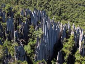 Si tratta di una distesa di natura incontaminata che offre l'opportunità di esplorare grotte, camminare su ponti