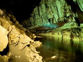 Partenza per l escursione in barca fino alla grotta del vento (Winds Caves) seguita dalla grotta dell'acqua chiara ( Clearwater Caves) camminando lungo passerelle di legno e
