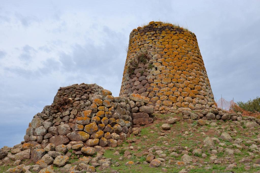 Nuraghe Nuraddeo - Suni Queste straordinarie strutture megalitiche, che a volte