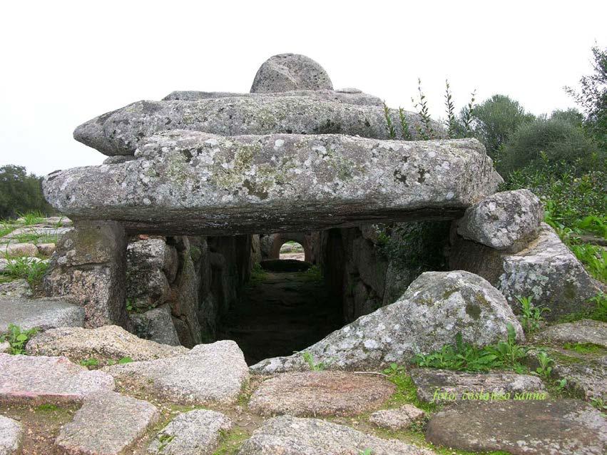 Le costruzioni funerarie del periodo nuragico Le Tombe dei Giganti Le tombe di giganti di tipo dolmeico, presentano planimetricamente una sorta di esedra con al centro una stele litica di