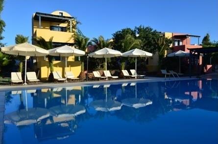 Hotel Oceanis Beach Monolithos Circondato da giardino offre una piscina, un ristorante, uno snack bar, l'accesso diretto alla spiaggia di Agia Paraskevi e camere climatizzate con balcone affacciato