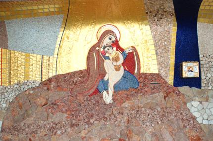 Parte centrale La Madre di Dio è seduta per terra: è lei la terra buona e feconda ed è veramente una madre; ha i fianchi della partoriente e il bambino sta seduto sul suo grembo.