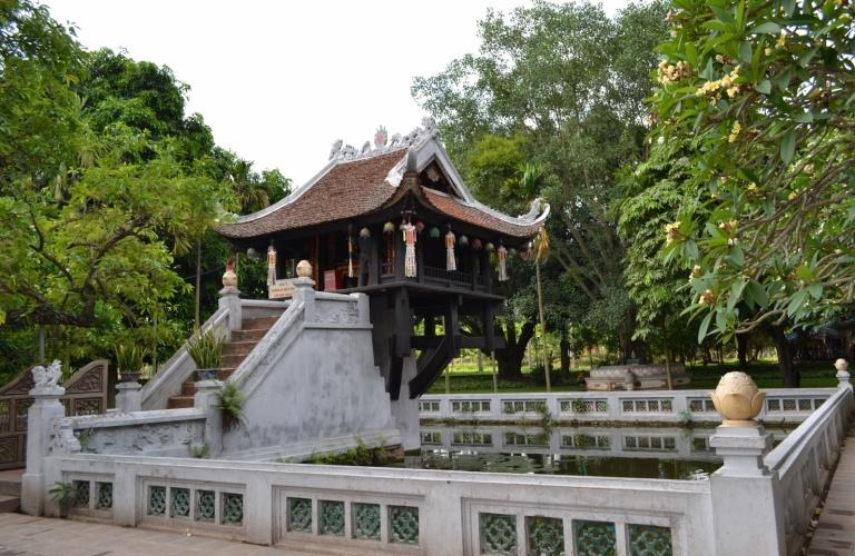 Hanoi, capitale politica del Vietnam, significa in vietnamita "al di qua del fiume", adagiata lungo la sponda del Fiume Rosso ed abitata da circa un