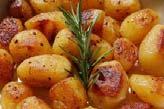 Patate al forno Un chilo di patate al forno aromatizzate al rosmarino, per comporre pasti
