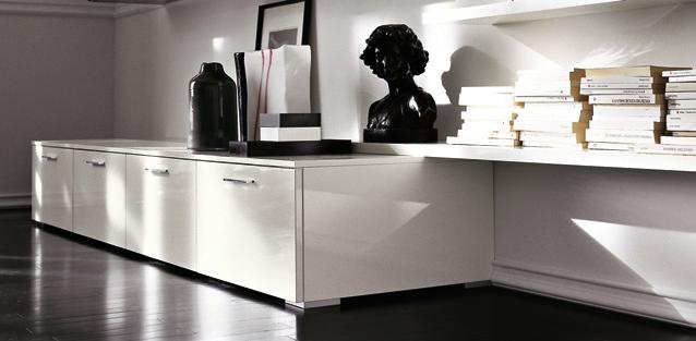 I cassetti laccati lucido bianco della base montano le maniglie cromate l Art. B1. The high gloss lacquered low unit w.mm.