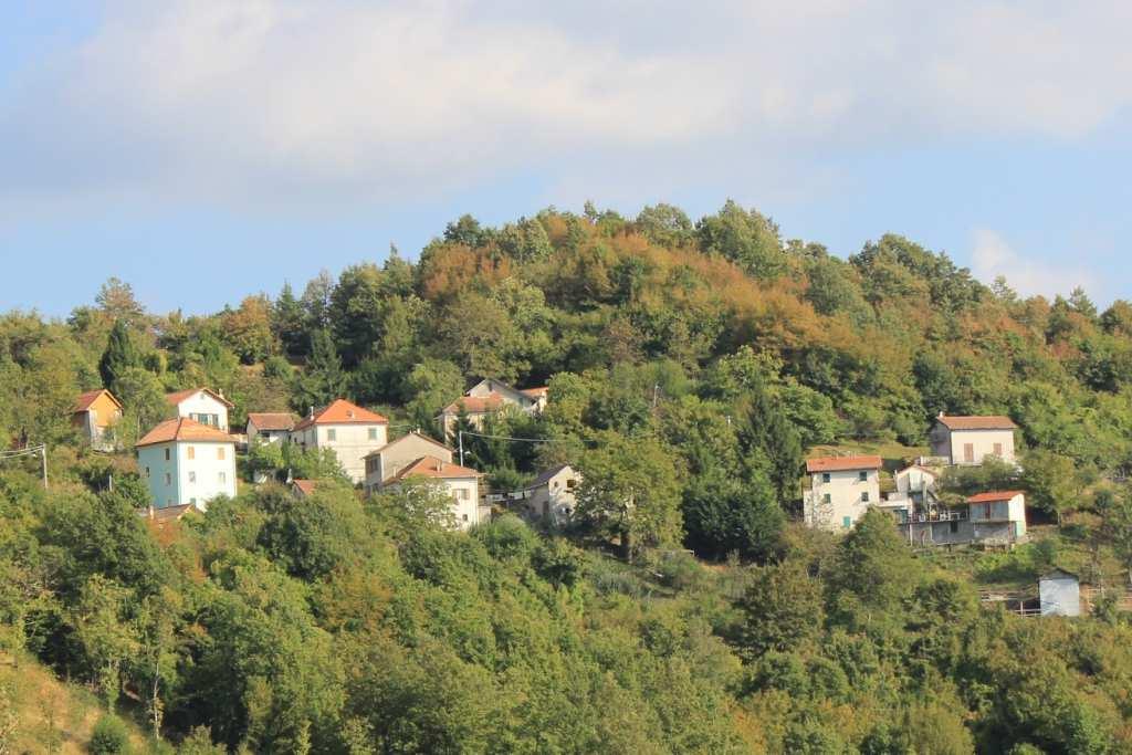 proprio dalla chiesa con panche ed acqua (30' - 417 m).