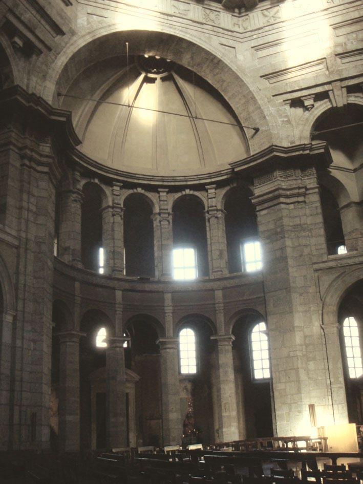 BASILICA DI SAN LORENZO MAGGIORE MILANO IV SEC. La Basilica di San Lorenzo Maggiore presenta una pianta molto complessa.