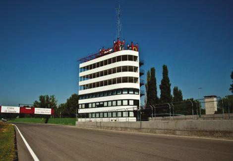 Descrizione del circuito L autodromo Enzo e Dino Ferrari, comunemente noto come autodromo di Imola, è un circuito automobilistico situato nel comune di Imola (BO), intitolato a Enzo Ferrari.