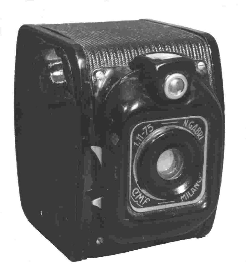 I primi modelli (figura 1 e 3) riportavano nella mascherina la sigla ICAF, che come già detto fu la prima ragione sociale con cui Bencini iniziò la produzione milanese di fotocamere.