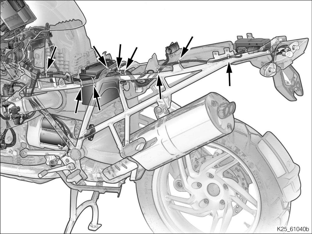 Smontaggio della tubazione freno del circuito ruota posteriore sul modulatore pressione Spingere verso l'alto il cappuccio di protezione.
