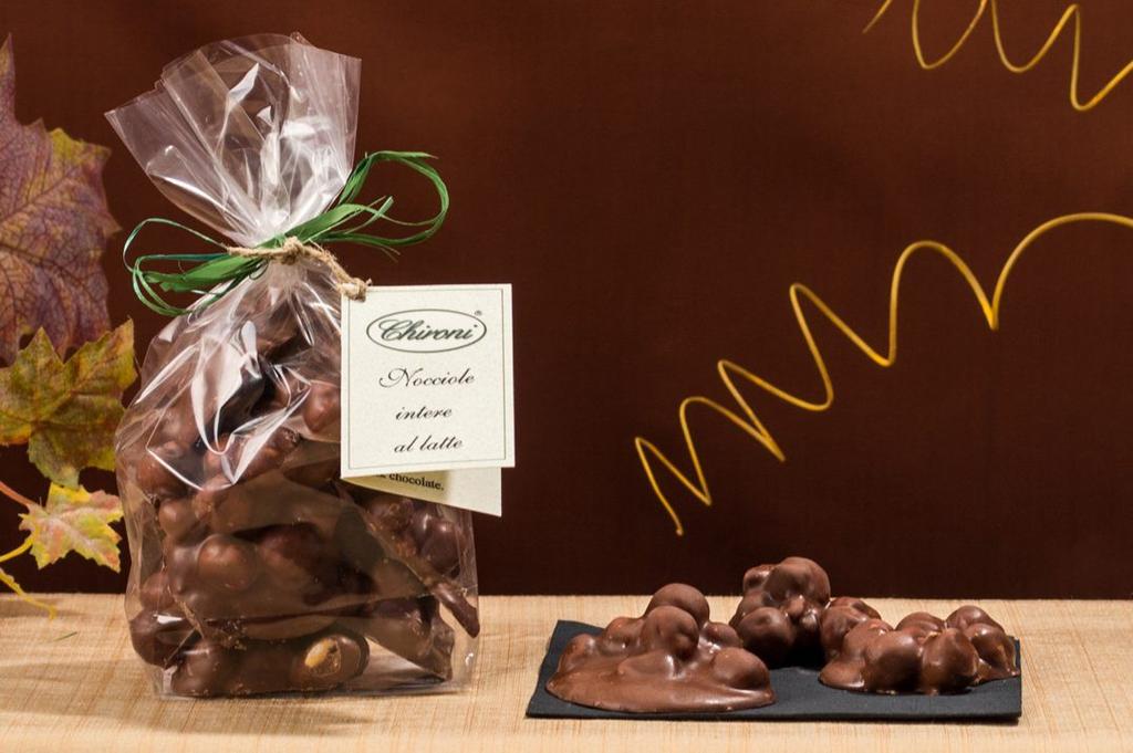 PRODUZIONE PASTICCERA ARTIGIANALE cioccolateria 52H NOCCIOLE INTERE AL CIOCCOLATO AL LATTE Nocciole intere tostate al forno ricoperte