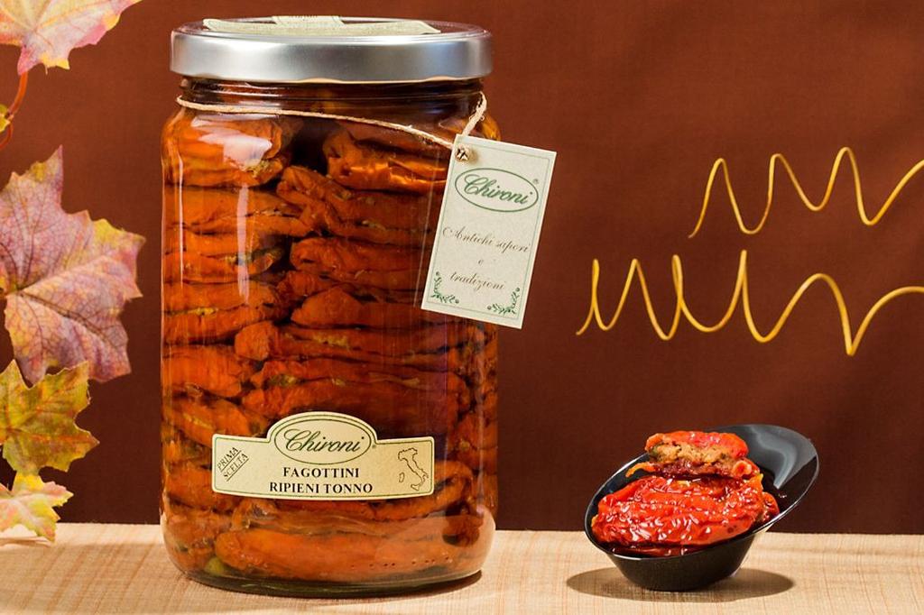 PRODUZIONE ARTIGIANALE DI SOTTOLI FAGOTTINI e pate' 15H FAGOTTINI pomodoro e TONNO Fagottino di pomodoro del Salento, essiccato al sole con tonno e capperi. Lavorazione interamente manuale.