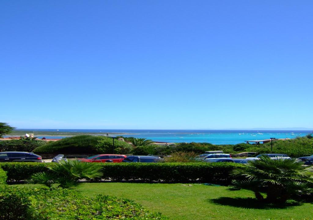 Rif.: CASA CELESTE Località: Stintino Capo Falcone Sul promontorio di Capo Falcone, immersa nel verde tra con vista mare spettacolare, grazioso bilocale con camera matrimoniale vista