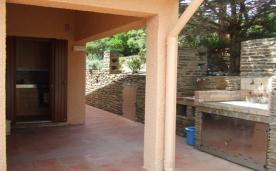 Ha un ampia veranda arredata con tavolo e sedie in resina, barbecue e doccia esterna, luogo ideale dove rilassarsi nelle calde