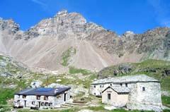 2569) n 11C ore 2:45 facile da Porliod (m. 1879, a 4 km da Lignan) per l alpeggio Sarreun (m. 2380), sentiero n 12 ore 3:30 facile da Praz (m. 1777, a 6 km da Lignan) per l alpeggio La Servaz (m.