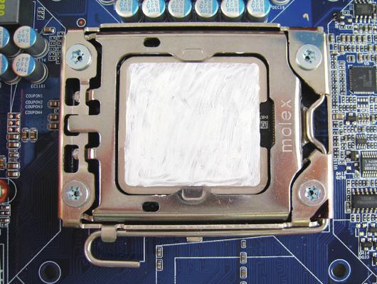 -3-2 Installazione del dissipatore di calore CPU Attenersi alle fasi che seguono per installare correttamente il dissipatore di calore