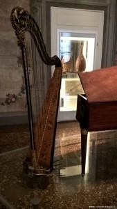 decorazioni neoclassiche e finte architetture, dipinti ed esposizioni di antichi strumenti musicali,