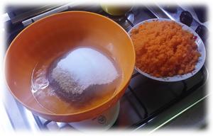 nocciole in granella e pasta di zucchero per decorare (opzionale) Preparazione: Per iniziare spellate le carote e tritatele nel mixer. Lasciatele da parte in una ciotola.