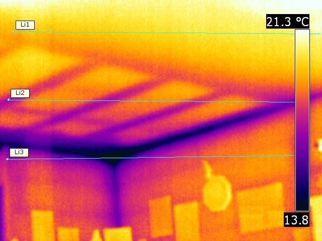 Come si può notare mentre lungo la linea L1 la temperatura è pressoché costante e varia tra i 19 ed i 21 C, lungo la linea L2 la temperatura indica i ponti termici dei travetti del solaio sotto al