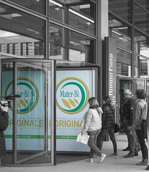 The visibility involves the branding of the revolving doors (n. 2 panels double sided for each door). Dimensione: b 136 cm h 220 cm Materiale grafico: file in PDF alta risoluzione fornito dal cliente.