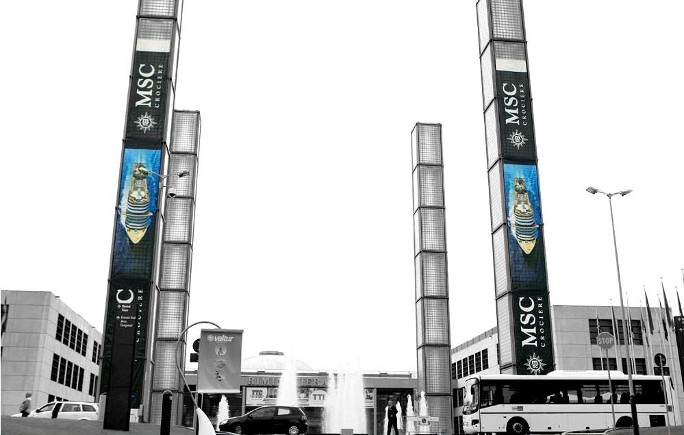 TELI FONTANA INGRESSO SUD BANNERS FOUNTAIN SOUTH ENTRANCE Visibilità del brand aziendale su teli posizionati sulle colonne poste ai lati della fontana dell ingresso principale (ingresso sud) /