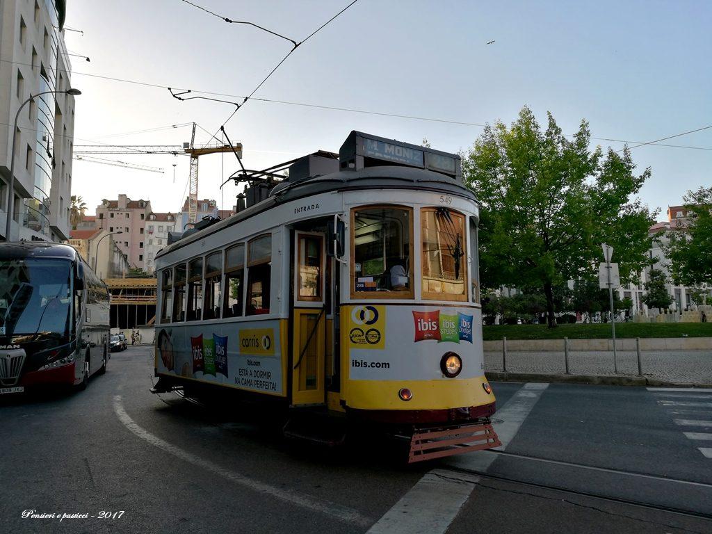 e per finire non si può andare a Lisbona senza fare un giro sul mitico tram 28, che attraversa tutta la città inerpicandosi su e giù, per impervie salite e velocissime discese (a volte sfiorando i