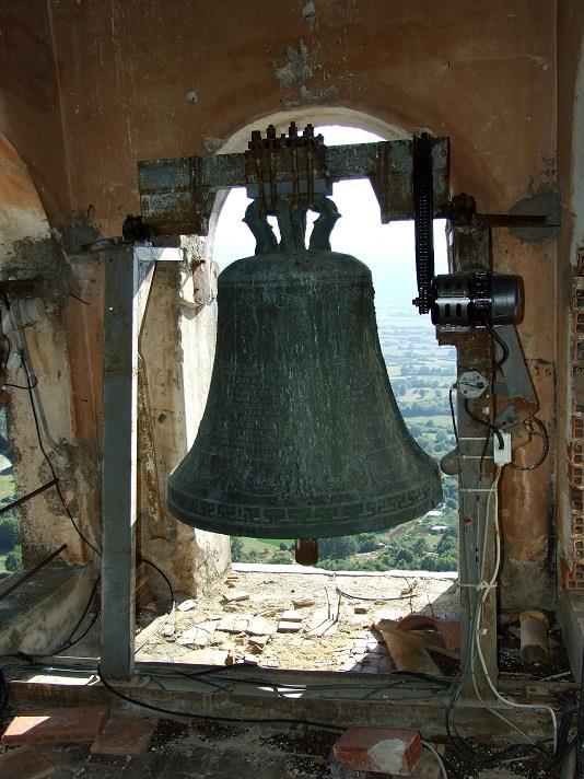 Storia e immagini di una campana Sul campanile della chiesa di San Giorgio martire in Pereto si trovano tre campane.