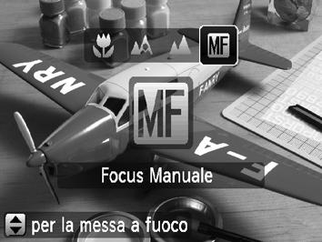 f Scatto in modalità Focus Manuale Quando non è possibile effettuare la messa a fuoco con la funzione di autofocus, è possibile impostare la messa a fuoco approssimativa e premere il pulsante dell