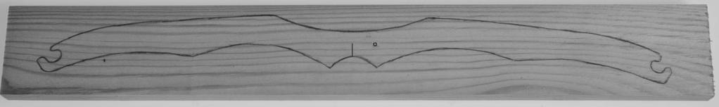 Riportare i contorni del bilanciere dalla sagoma (v. pag. 7) sul listello da 10x40x300 mm (parte 3) ed eseguire il ritaglio in modo preciso con seghetto da traforo.