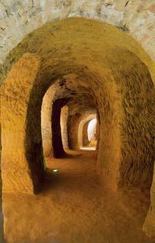 scavate fino a 20 m al di sotto della superficie esterna, un livello che parla di antropologia interpretato nei secoli anche con la grazia del'arte.