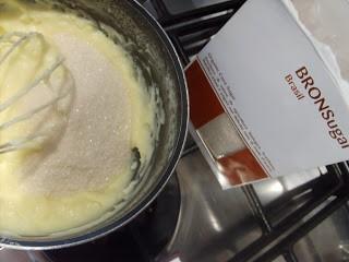CREMA al BURRO Ingredienti: -250g di crema pasticcera bella soda,la ricetta la trovate qui -160g di zucchero di canna -250g di burro morbido -2 cucchiai di pasta di nocciole Procedimento: N:B:La