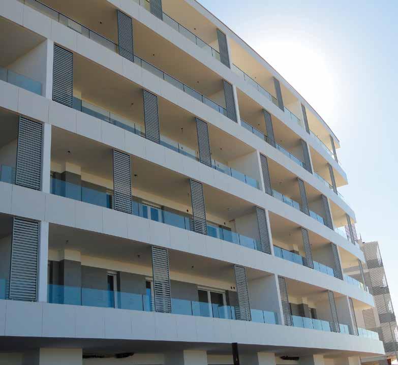 Casi particolari di posa GUIDA ALLA POSA DELLA CERAMICA Posa di piastrelle sottili in facciata, condominio Sant'Anna, Bari Per maggiori e più dettagliate indicazioni per la preparazione dei supporti