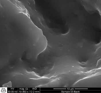 Ingrandimento al microscopio elettronico del rovescio di una piastrella in Bicottura (a sinistra) e di una in Monocottura (a destra) (10 μm): la superficie della bicottura mostra molte porosità che