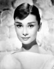 Audrey Hepburn diceva: Si dice che l'abito non faccia il monaco. Ma a me la moda ha dato spesso la sicurezza di cui avevo bisogno.