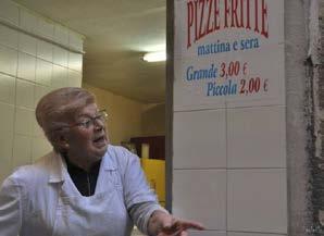 A seguire, si farà tappa al vascio della Signora fernanda, donna energica e cordiale, molto conosciuta nei quartieri per la sua Pizza Fritta (dopo la visita sarete accompagnati per gustare la pizza