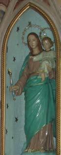 Il grandioso altare maggiore presenta, con una scenografia barocca in marmo policromo, due statue laterali: a sinistra San Floriano con in mano la palma, simbolo del martirio, a destra San Domenico.