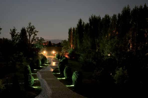 OUTDOOR applicazioni/applications Illuminazione di monumenti, viali, segnapassi e fontane. Montaggio in immersione: profondità massima 1m./ Monuments lighting, paths and fountain.