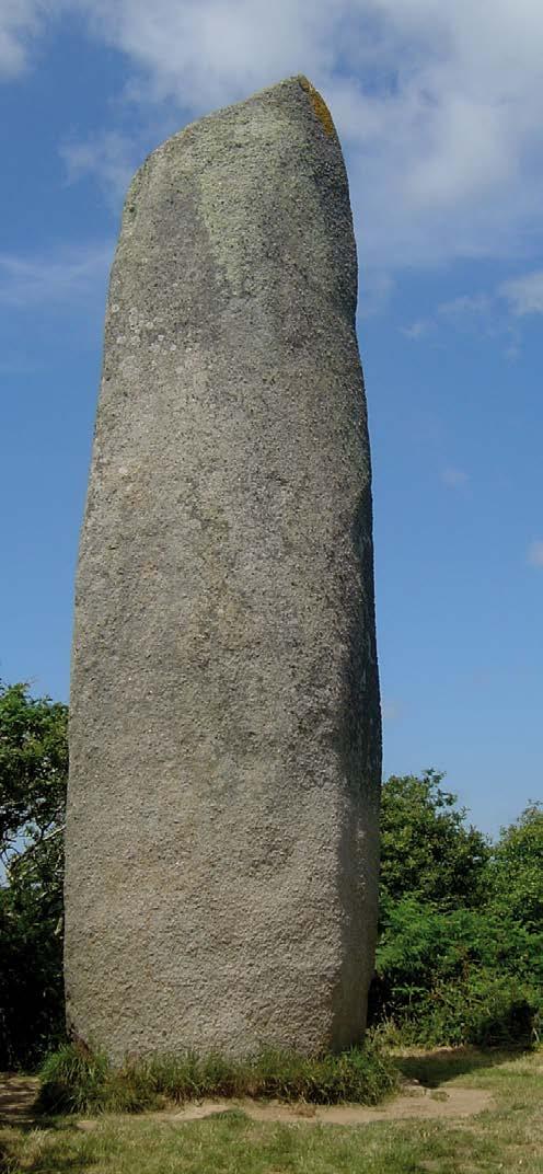 A destra: Il dolmen di Poulnabrone, uno dei monumenti più antichi d Irlanda. Il dolmen rappresenta il più antico esempio di sistema costruttivo, denominato trilitico.