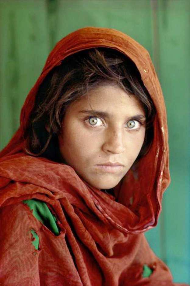 3 Il mondo di Steve McCurry 1 aprile - 25 settembre 2016 Citroniera delle Scuderie Juvarriane Steve McCurry è uno dei più grandi maestri della fotografia contemporanea, punto di riferimento per un