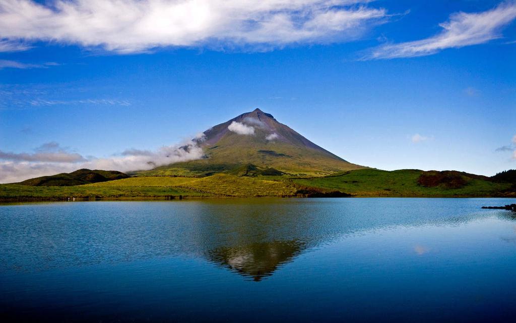 5 giorno Horta escursione all Isola di Pico Incontro con la guida, trasferimento al molo e partenza in barca a motore per una giornata dedicata all Isola di Pico così detta dal nome del vulcano Pico,