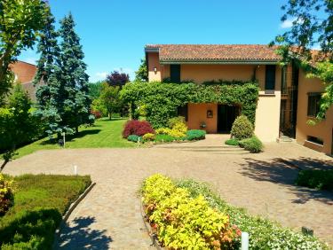 CASCIAGO, prestigioso ampio appartamento di charme con giardino privato, in elegante villa d'epoca ristrutturata.