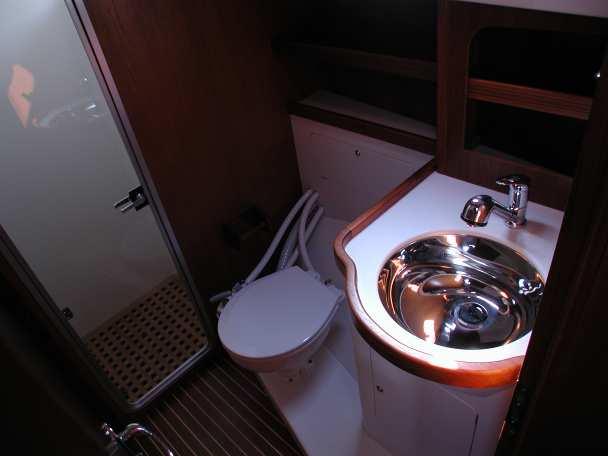 La versione tre prevede una cabina a prua con bagno annesso nel corridoio di passaggio, armadi sulla dritta.