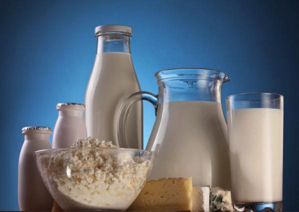 a) tipi di carni diverse dalle carni bovine e da quelle di cui al paragrafo 2, lettera b); b) il latte; c) il latte usato quale ingrediente di prodotti lattiero-caseari; d) gli alimenti non