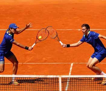 Si gioca la finale del doppio maschile, un torneo che ha rispettato il solito copione, cioè una finale che ha visto arrivare in fondo chi, sul filo del rasoio, si è dimostrato più freddo, più abile,