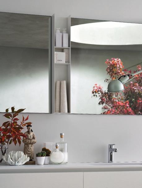Mensole in metallo verniciato si inseriscono tra gli specchi creando due zone beauty. Per dare movimento alla parete e solleticare la vanità.