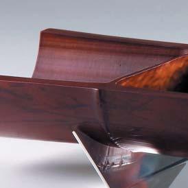 La collezione Greenlounge propone rigorosi complementi per la tavola realizzati in lastra di metallo in lega