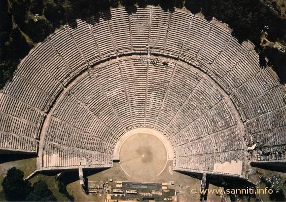 Una delle più perfette e meglio conservate realizzazioni del teatro greco di età classica è rappresentata dal teatro di Epidauro.