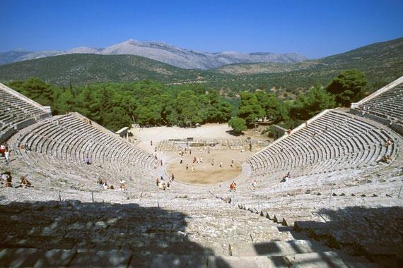 Questa immagine del teatro di Epidauro, ripresa dalla parte centrale superiore della cavea, evidenzia l inserimento della struttura teatrale nello spazio naturale circostante.