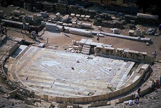 alla struttura teatrale. Particolare dell orchestra, che evidenzia la pavimentazione intarsiata.